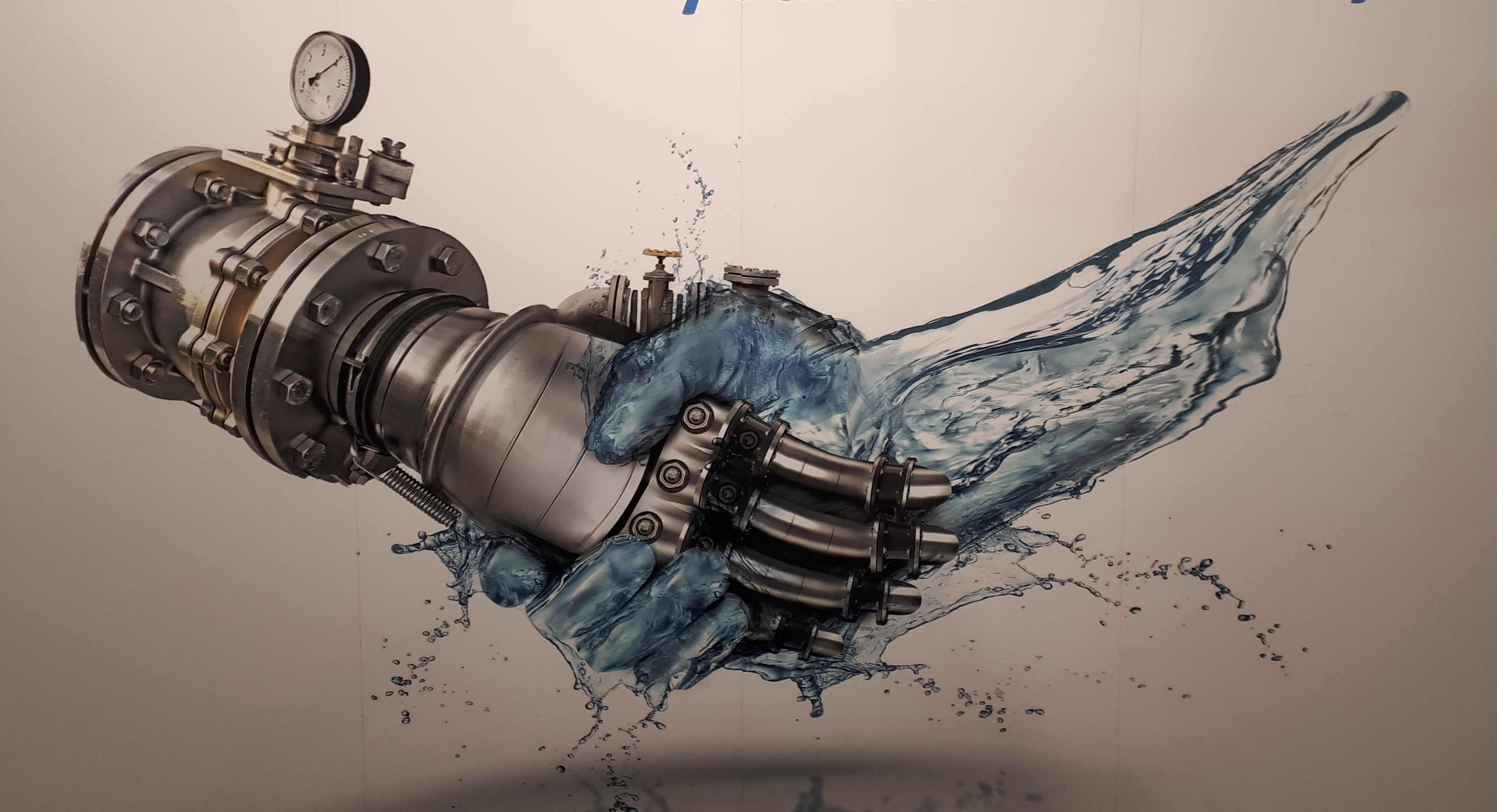 Illustratie van een hand gevormd uit water die een industriële waterpomp met manometer vasthoudt — symbool van de verbinding tussen water en techniek.