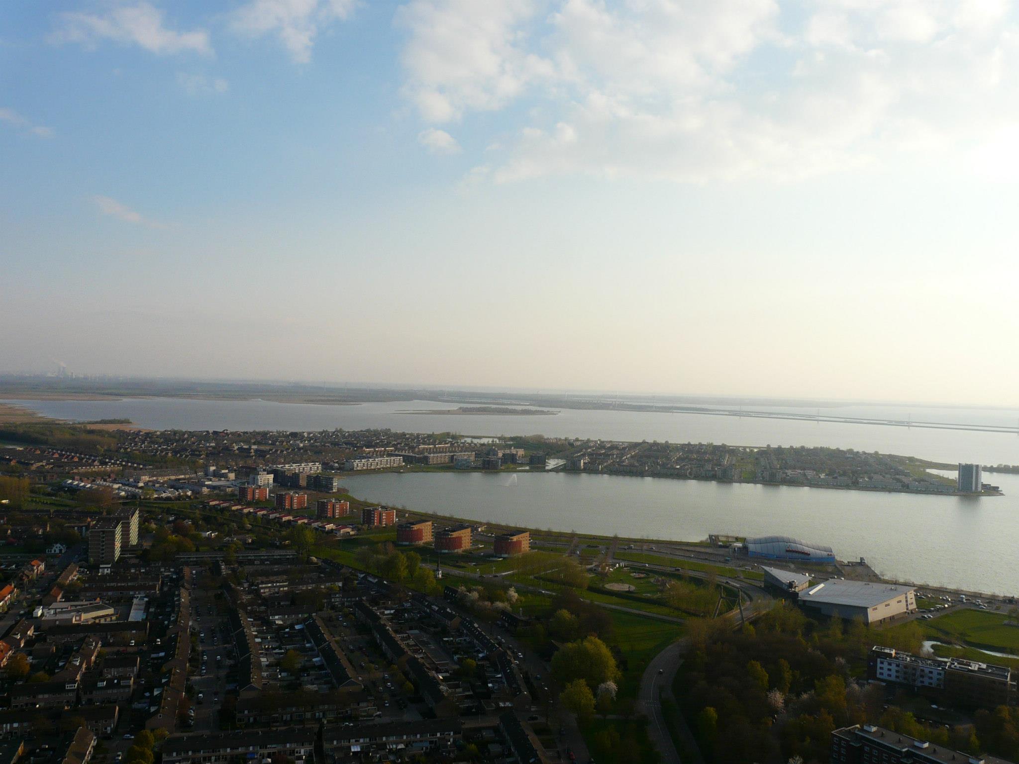 Luchtfoto van Bergen op Zoom met de Bergse haven, de Molenplaat en de Oosterschelde op de achtergrond.