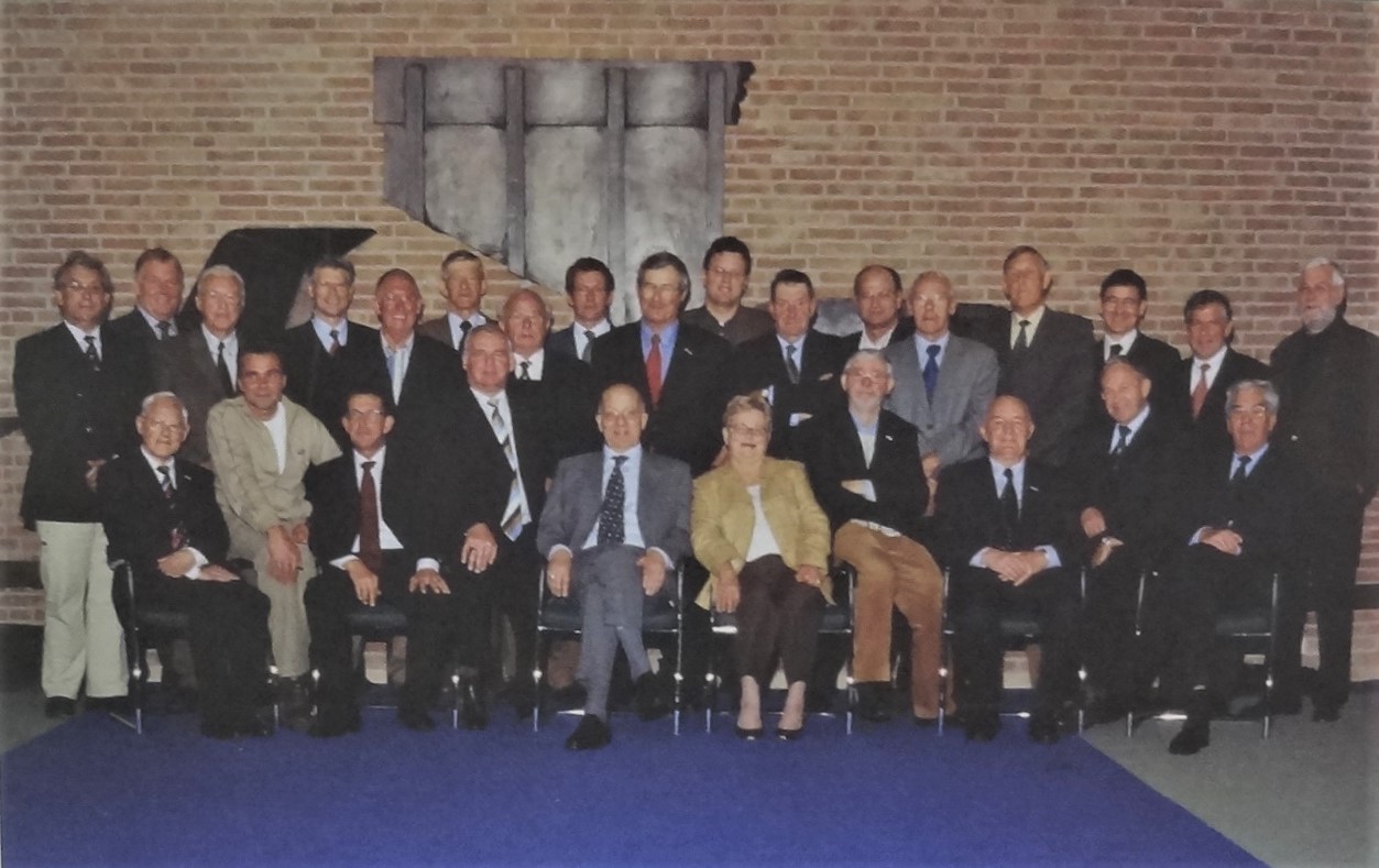 Groepsfoto van het bestuur van het Hoogheemraadschap Alm en Biesbosch, circa 2004.