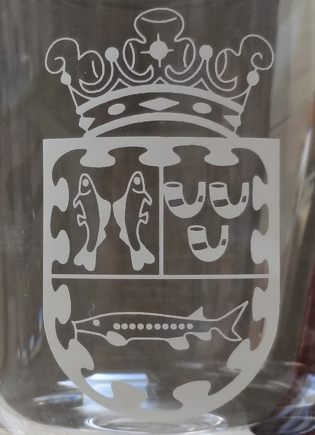 Wapenschild van het Hoogheemraadschap Alm en Biesbosch, gegraveerd op glas, met vissen en een steur.