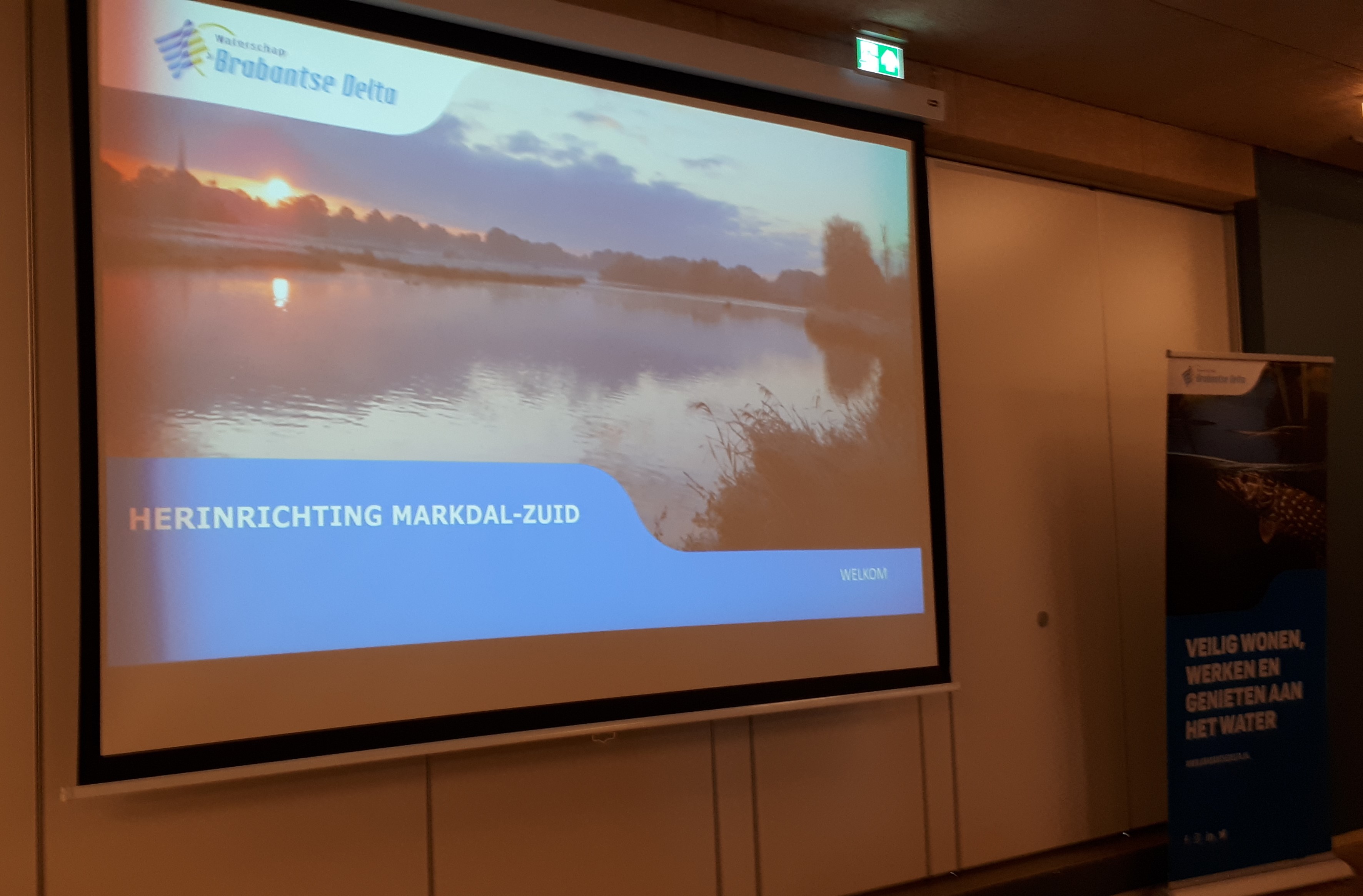 Projectiescherm met de welkomstpresentatie Herinrichting Markdal-Zuid van waterschap Brabantse Delta tijdens een informatiebijeenkomst in Galder.