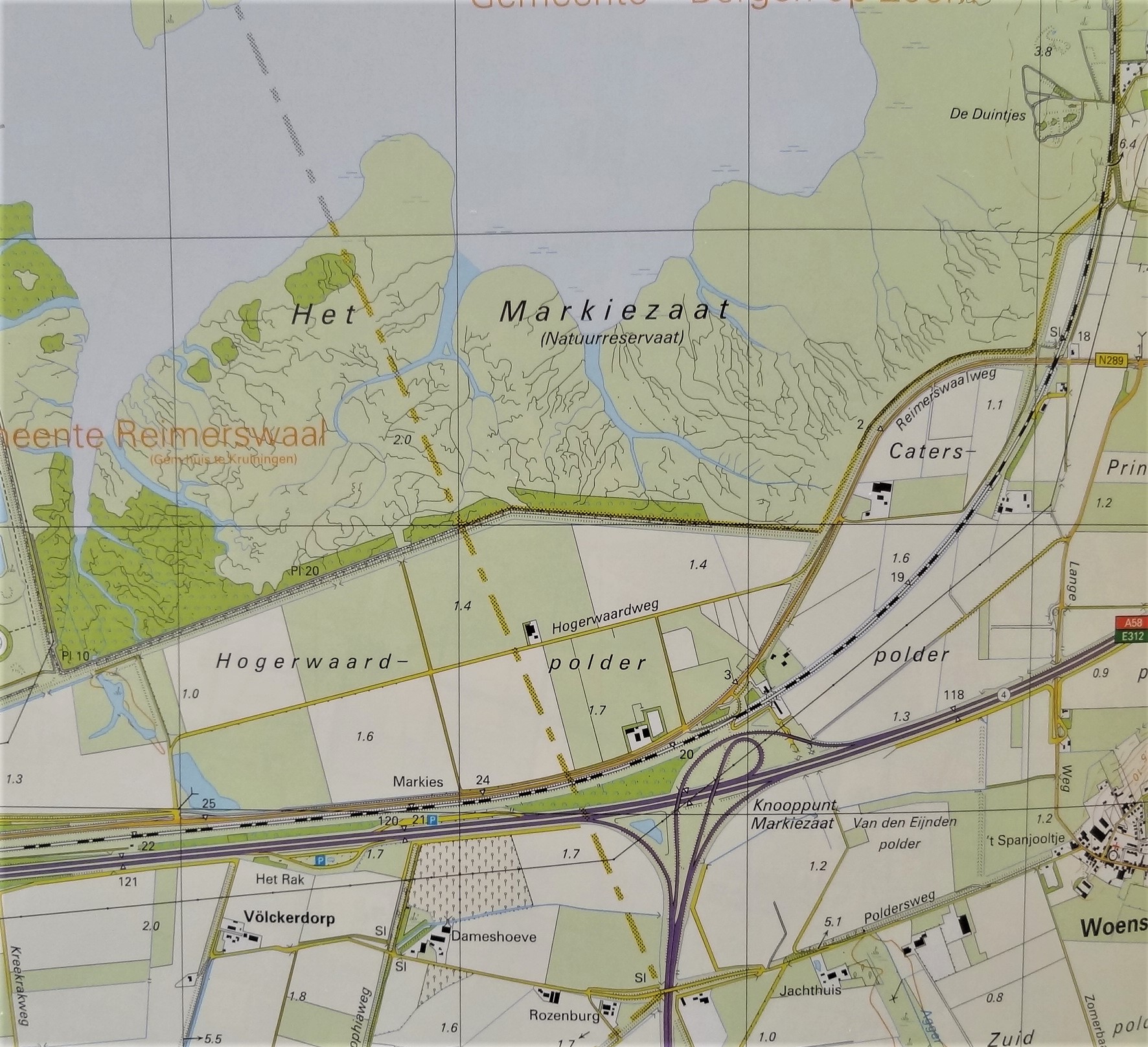 Topografische kaart van het gebied rond Het Markiezaat Natuurreservaat, de Hogerwaardpolder en de gemeentegrens tussen Bergen op Zoom en Reimerswaal, met de A58/E312.