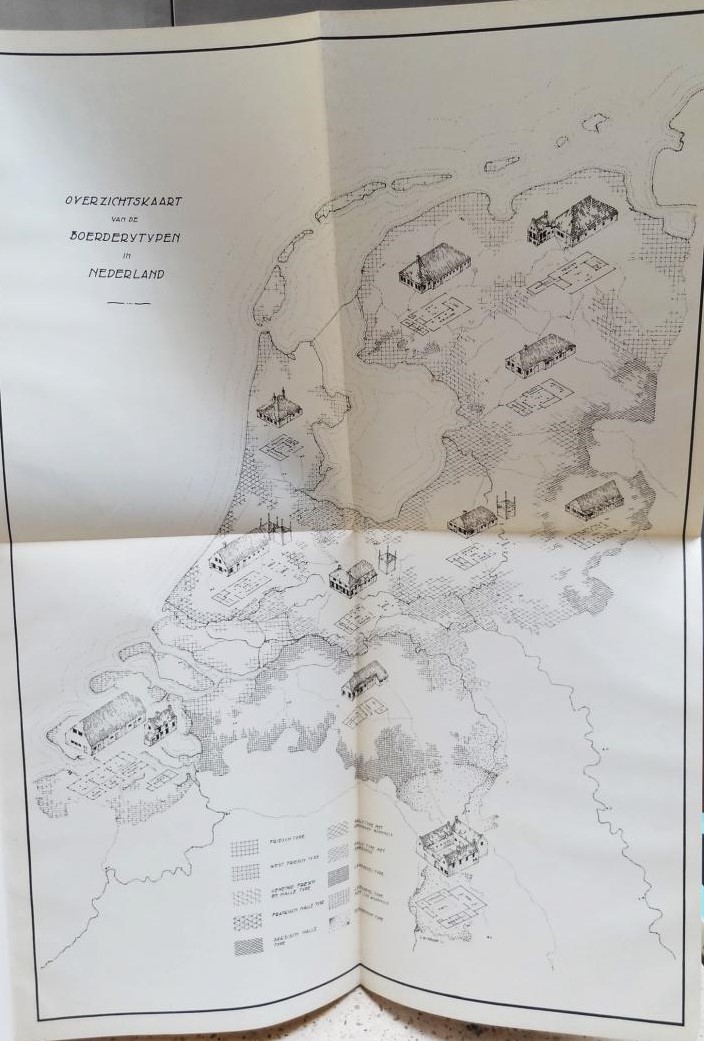 Interieur van een hypermoderne brandveilige stal uit 1940 met metalen standen, afvoergoten en daklichten.