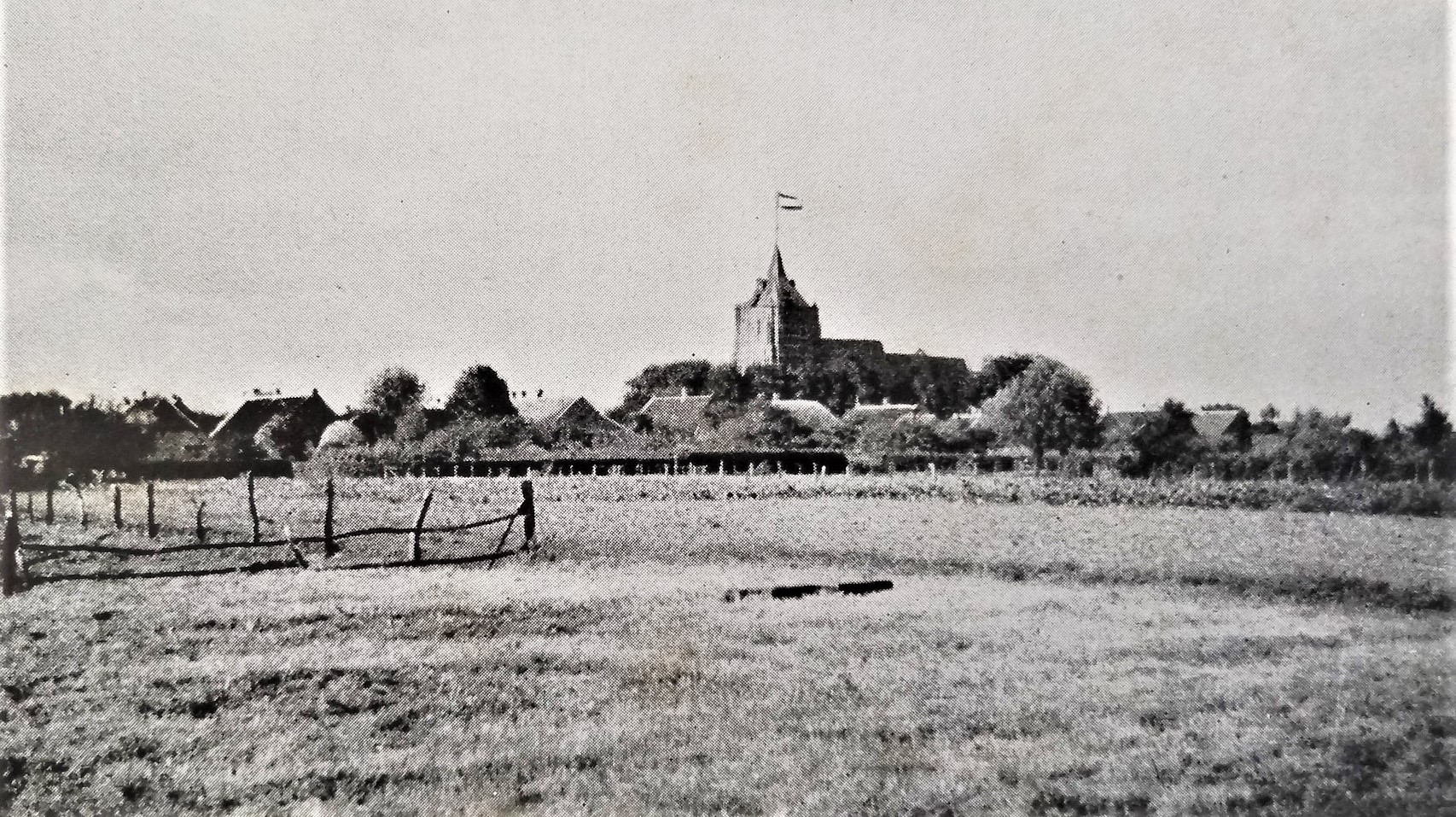 Zwart-witfoto van een schuur in Dinteloord met een rieten dak en een paard-en-wagen, circa 1939-1941.