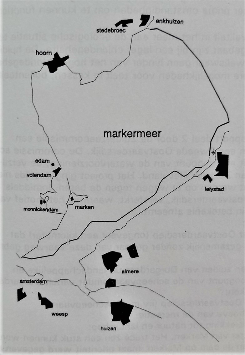 Kaart van het Markermeer met omliggende plaatsen waaronder Hoorn, Enkhuizen, Edam, Volendam, Monnickendam, Marken, Amsterdam, Weesp, Huizen, Almere en Lelystad.