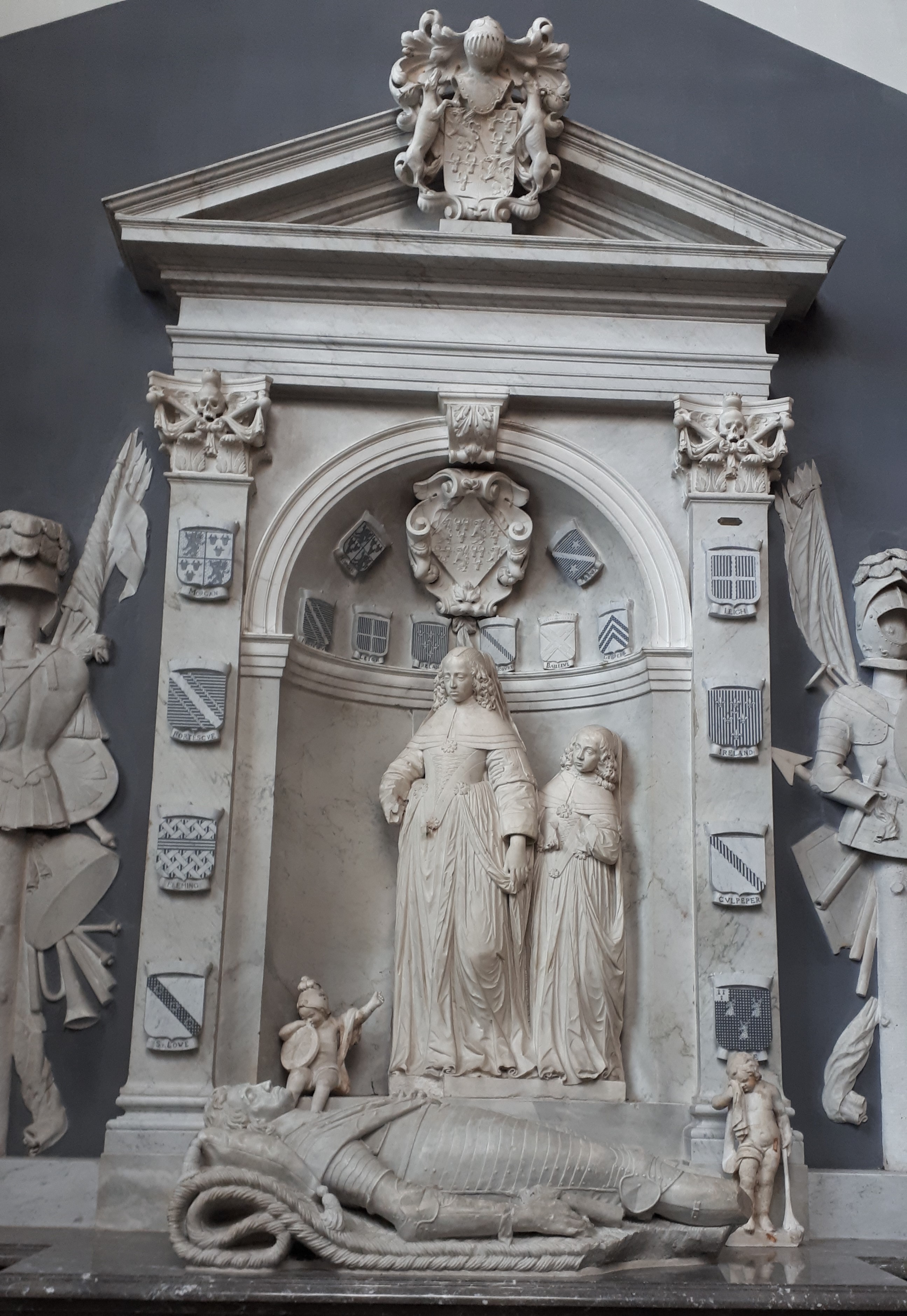 Marmeren grafmonument voor Charles Morgan in de Sinte Geertruikerk in Bergen op Zoom, met treurende vrouwenfiguren en een liggende dode.
