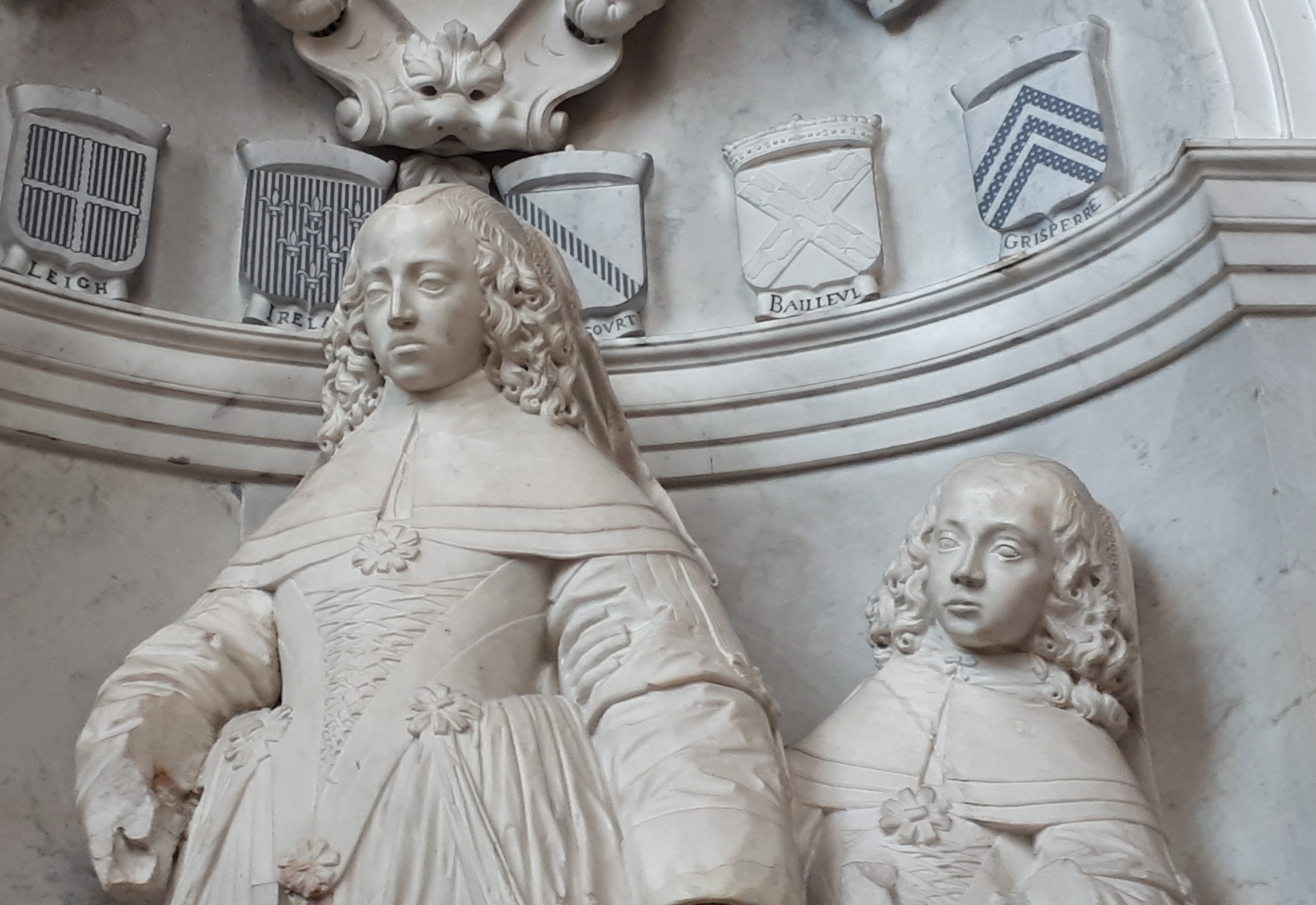 Detail van het grafmonument: twee marmeren vrouwenfiguren die vroom en verdrietig neerzien op de dode.