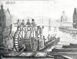 Historische gravure uit circa 1600 van een baggermolen waarmee arbeiders een waterbodem uitdiepen, met op de achtergrond een stadsgezicht.