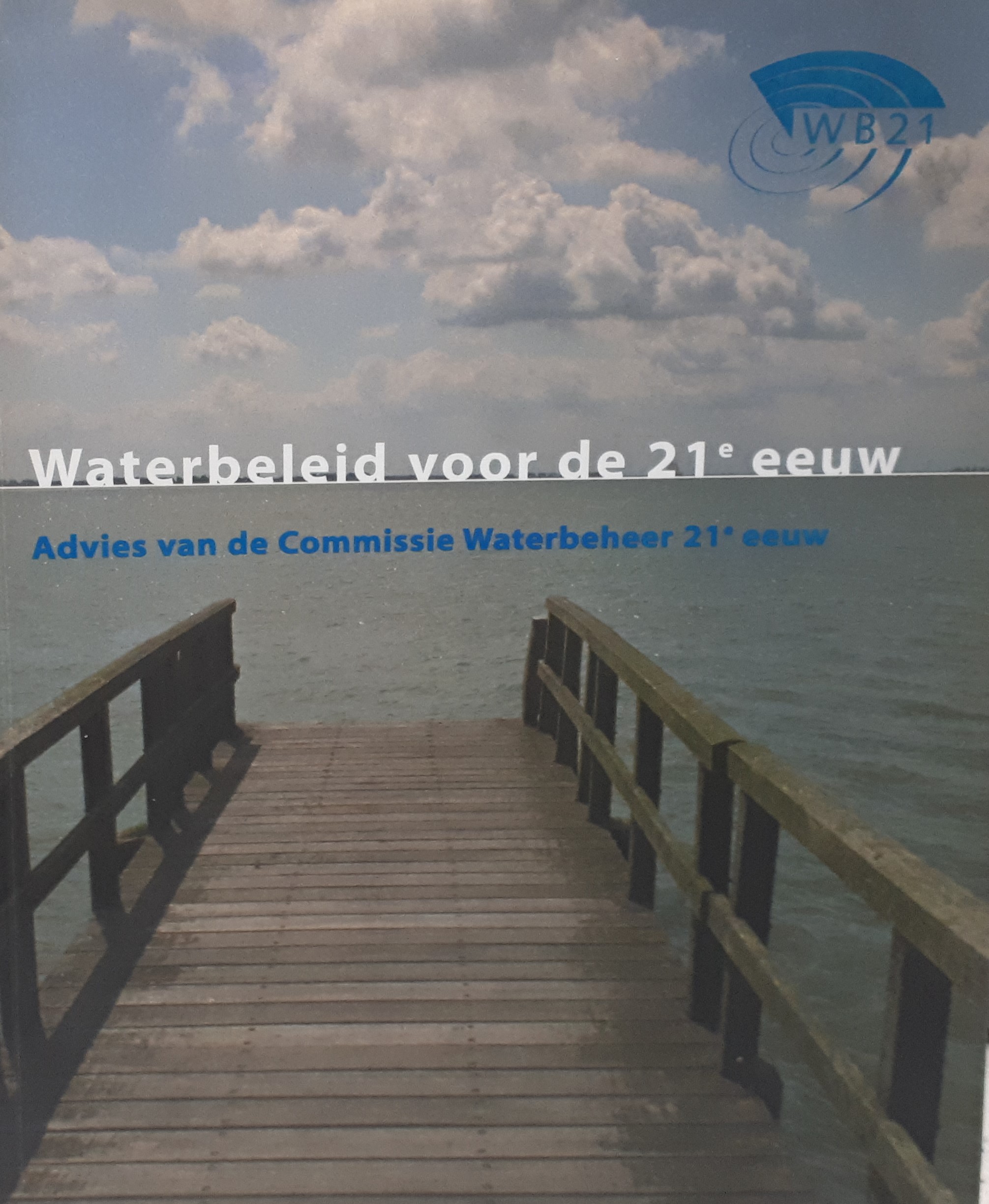 Boekomslag: Waterbeleid voor de 21e eeuw, advies van de Commissie Waterbeheer 21e eeuw (WB21), met een foto van een steiger uitkijkend over open water.
