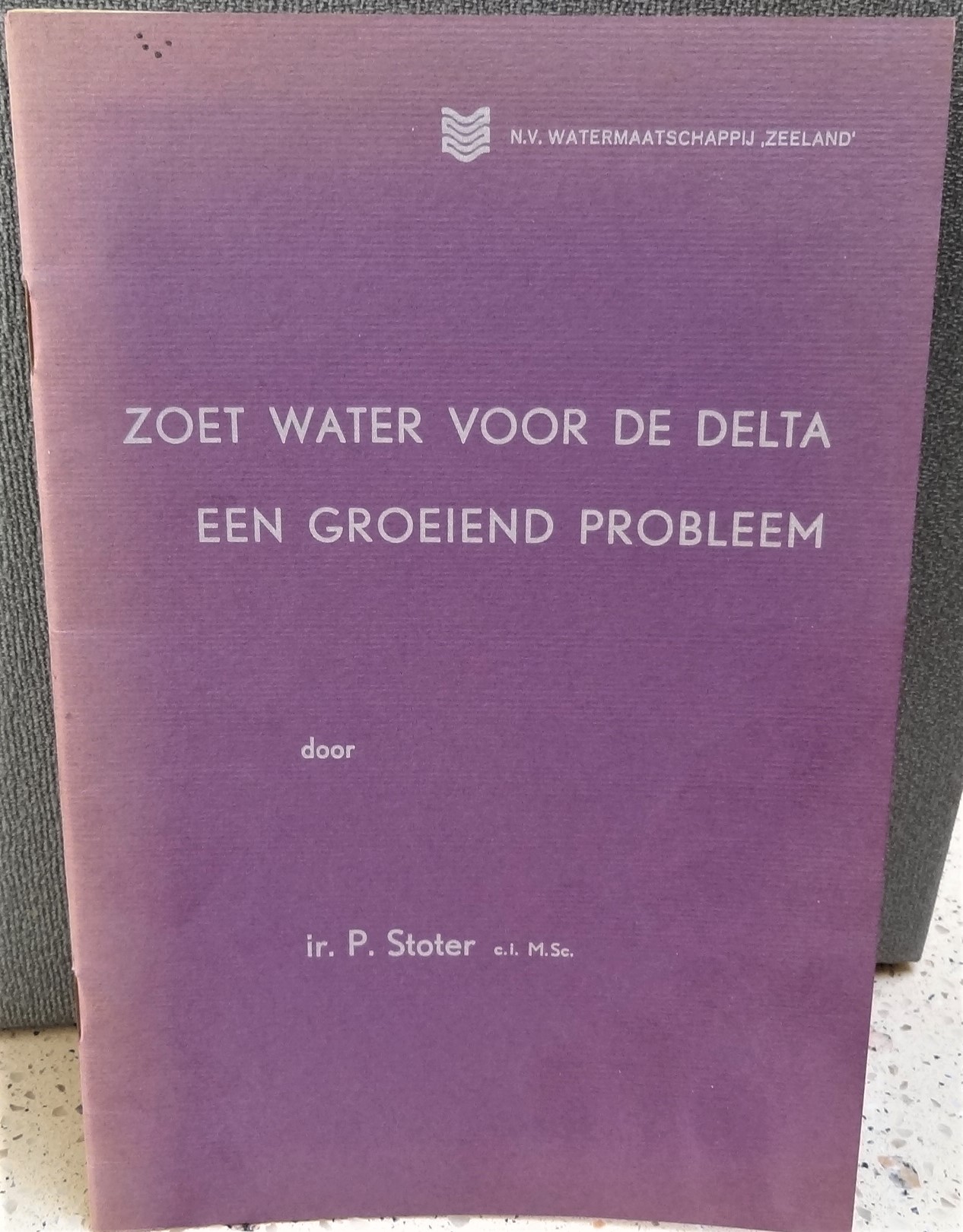 Boekomslag: Zoet Water voor de Delta, een groeiend probleem, door ir. P. Stoter, uitgegeven door N.V. Watermaatschappij Zeeland, 1973.