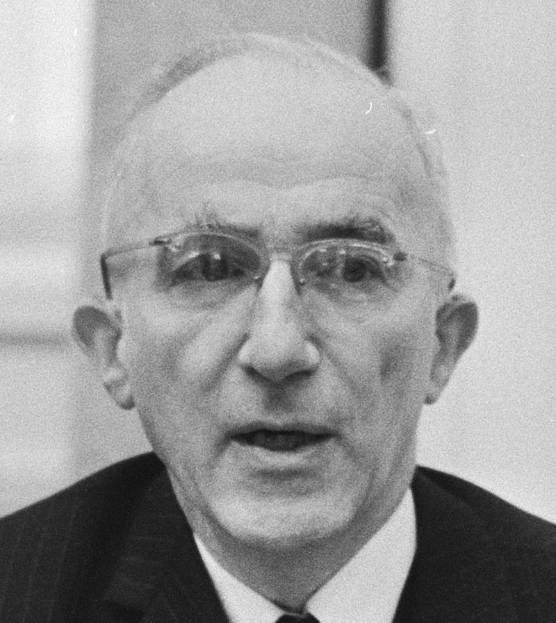Zwart-witportret van prof. mr. Carel Hendrik Frederik Polak, die in 1957 inspirerende woorden sprak voor de Zeeuwse Polder- en Waterschapsbond.